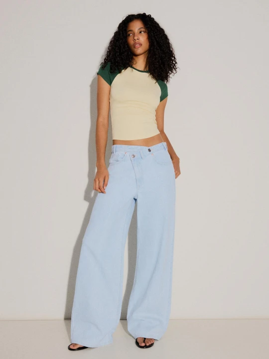 Zdjęcie produktu Bershka Jeansy Wide Leg Z Krzyżowanym Pasem Kobieta Jasnoniebieski