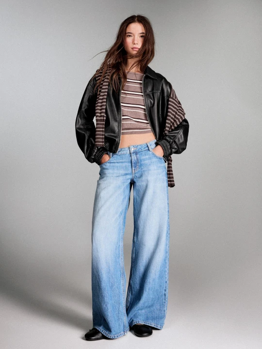 Zdjęcie produktu Bershka Jeansy Wide O Niskim Stanie Kobieta Wyblakły Niebieski