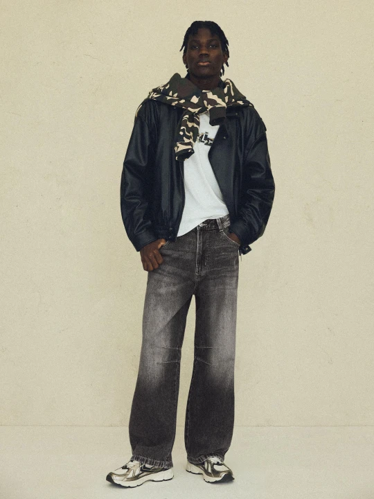 Zdjęcie produktu Bershka Jeansy Z Haftem Z Tyłu Mężczyzna Szary