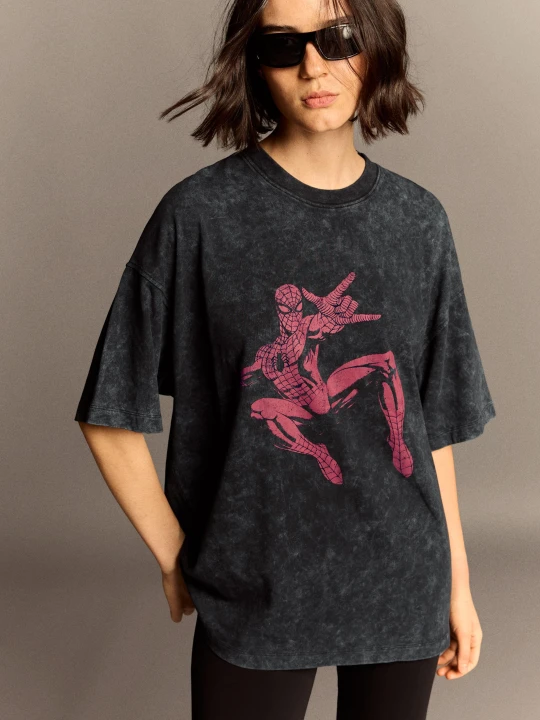 Zdjęcie produktu Bershka Koszulka Oversize Z Krótkim Rękawem Spider-Man Kobieta Czarny