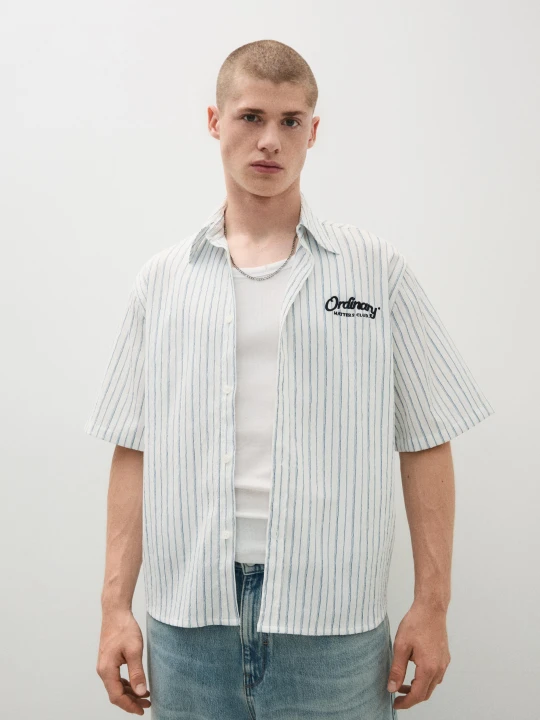 Zdjęcie produktu Bershka Koszula Z Krótkim Rękawem Z Nadrukiem W Paski Mężczyzna Biały