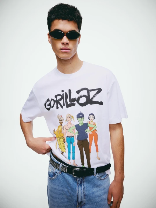Zdjęcie produktu Bershka Koszulka Gorillaz O Kroju Relaxed Z Nadrukiem Mężczyzna Biały Złamany