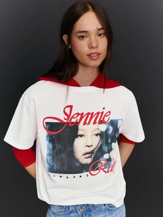 Zdjęcie produktu Bershka Koszulka Jennie Ruby Oversize Z Krótkim Rękawem I Nadrukiem Kobieta Biały Złamany