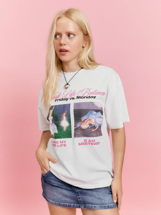 Zdjęcie produktu Bershka Koszulka Oversize Z Krótkim Rękawem I Nadrukiem Barbie Kobieta Kremowy