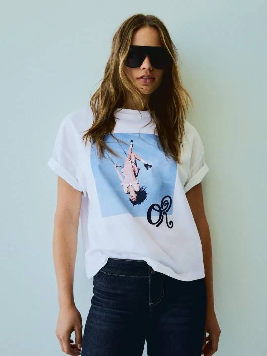 Zdjęcie produktu Bershka Koszulka Oversize Z Nadrukiem Olivia Rodrigo Kobieta Biały Złamany