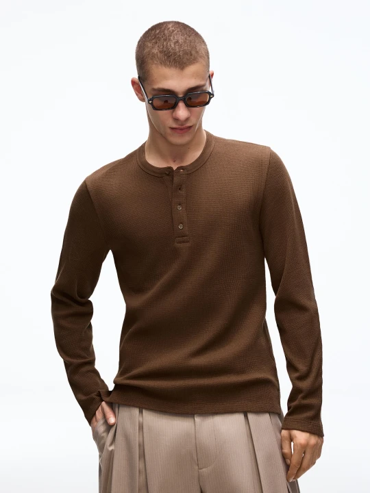 Zdjęcie produktu Bershka Koszulka Z Dekoltem Henley O Kroju Slim Z Gofrem Mężczyzna Brązowy