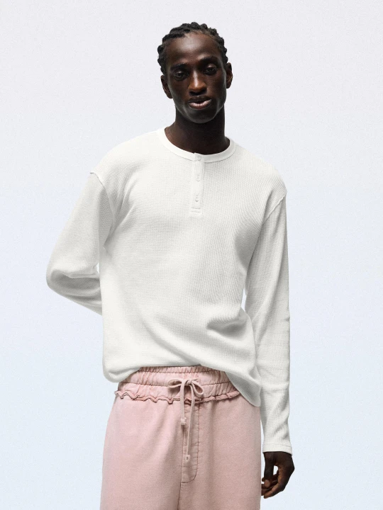 Zdjęcie produktu Bershka Koszulka Z Długim Rękawem O Kroju Slim Z Dekoltem Typu Henley Mężczyzna Biały