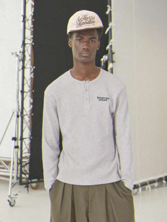 Zdjęcie produktu Bershka Koszulka Z Długim Rękawem Z Dekoltem Typu Henley I Nadrukiem Mężczyzna Szary