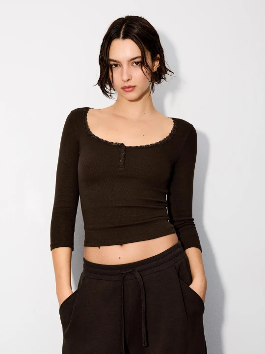 Zdjęcie produktu Bershka Koszulka Z Długim Rękawem Z Koronką I Dekolt W Serek Kobieta Brązowy