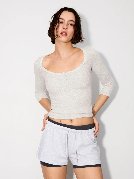 Zdjęcie produktu Bershka Koszulka Z Długim Rękawem Z Dekoltem W Serek I Koronką Kobieta Szary