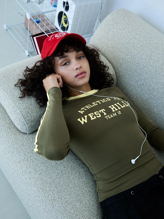 Zdjęcie produktu Bershka Koszulka Z Długim Rękawem Z Nadrukiem I Kontrast Kobieta Khaki