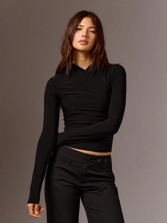 Zdjęcie produktu Bershka Koszulka Z Długim Rękawem Z Poliamidu Z Drapowaniem Kobieta Czarny