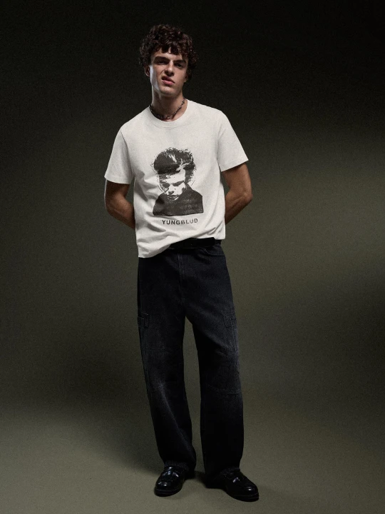 Zdjęcie produktu Bershka Koszulka Z Krótkim Rękawem I Nadrukiem Yungblud Mężczyzna Kremowy