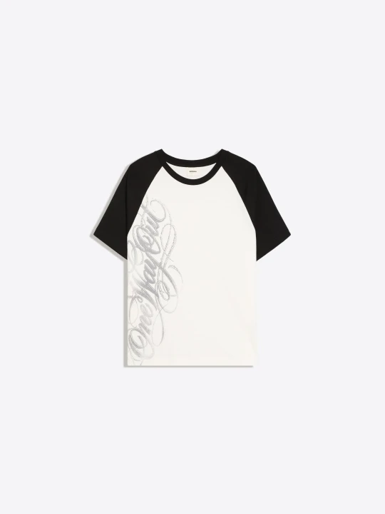 Zdjęcie produktu Bershka Koszulka Z Krótkim Rękawem Raglan I Nadrukiem Mężczyzna Biały Złamany