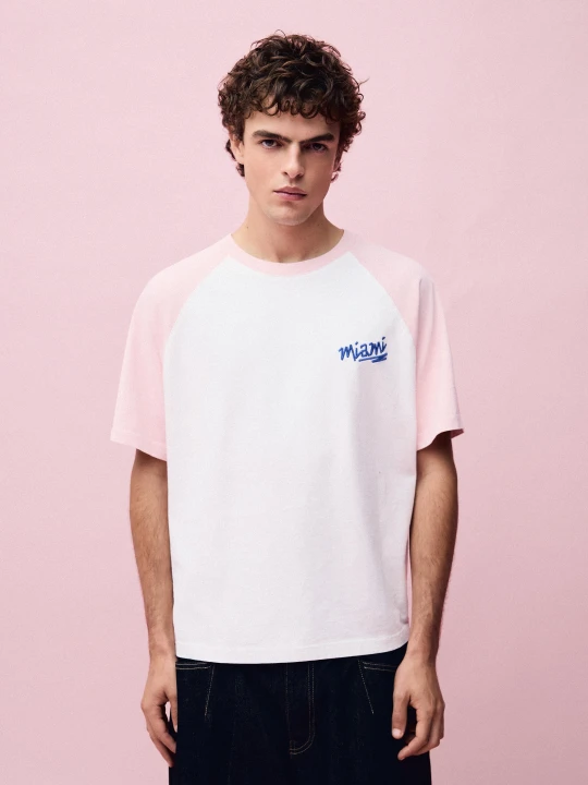 Zdjęcie produktu Bershka Koszulka Z Krótkim Rękawem Raglan I Nadrukiem Nathan Walker Mężczyzna Różowy