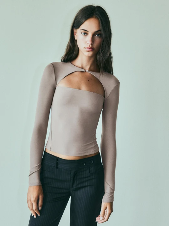 Zdjęcie produktu Bershka Koszulka Z Poliamidu Z Wycięciami Kobieta Ciemnobeżowy
