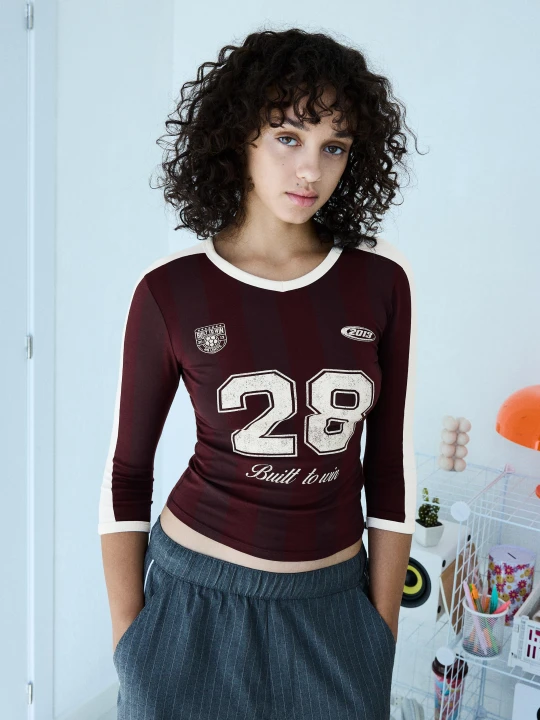 Zdjęcie produktu Bershka Koszulka Z Rękawem Do Łokcia, Dekolt W Serek I Nadruk Kobieta Bordowy
