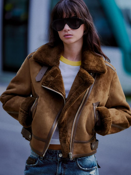 Zdjęcie produktu Bershka Krótka Kurtka Biker Z Dwustronnym Wykończeniem Kobieta Brązowy