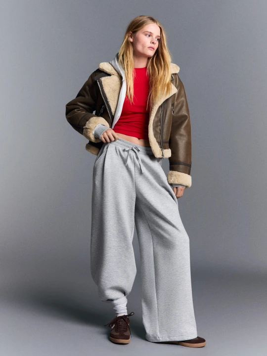Zdjęcie produktu Bershka Krótka Kurtka Z Dwustronnym Wykończeniem Kobieta Brązowy