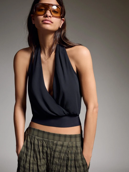 Zdjęcie produktu Bershka Krzyżowany Top Z Dekoltem Halter Kobieta Czarny