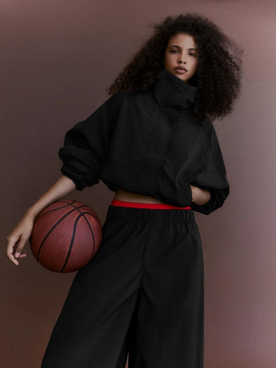 Zdjęcie produktu Bershka Kurtka Oversize Z Nylonu Z Rękawami Typu Nietoperz Kobieta Czarny