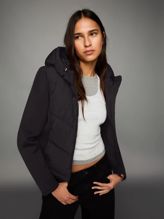 Zdjęcie produktu Bershka Kurtka Z Kapturem Połączona Z Efektem Neoprenu Kobieta Czarny