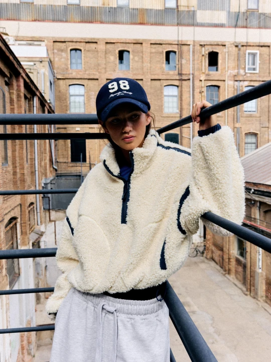 Zdjęcie produktu Bershka Kurtka Z Kożuszkiem Z Wykończeniem Kontrast Kobieta Owies