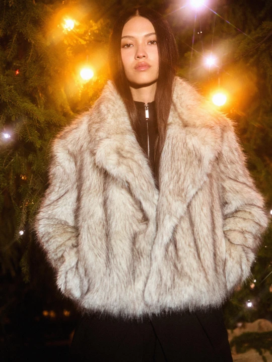 Zdjęcie produktu Bershka Kurtka Ze Sztucznego Futerka Z Klapami Kobieta Kremowy