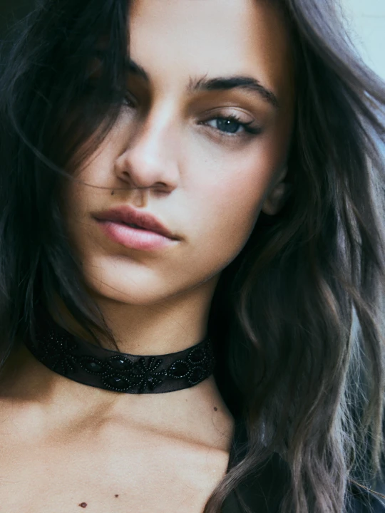 Zdjęcie produktu Bershka Naszyjnik Choker Z Tkaniny Z Haftowanymi Kwiatami Kobieta Czarny