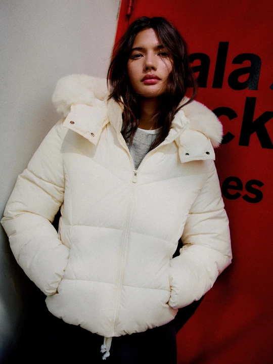Zdjęcie produktu Bershka Pikowana Kurtka Z Kapturem Z Futerkiem Kobieta Kremowy