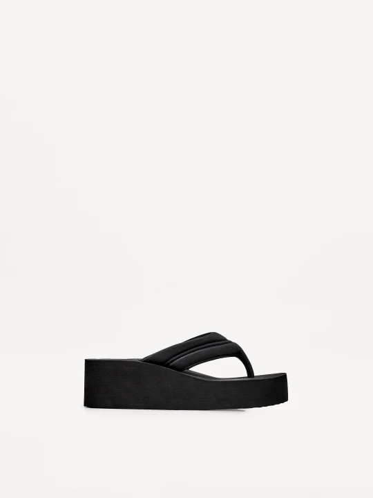 Zdjęcie produktu Bershka Pikowane Klapki Na Platformie Kobieta Czarny