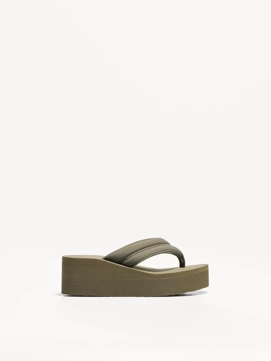 Zdjęcie produktu Bershka Pikowane Klapki Na Platformie Kobieta Khaki