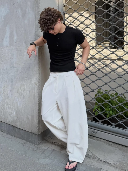 Zdjęcie produktu Bershka Plisowane Spodnie O Kroju Super Baggy Semijogger Mężczyzna Biały