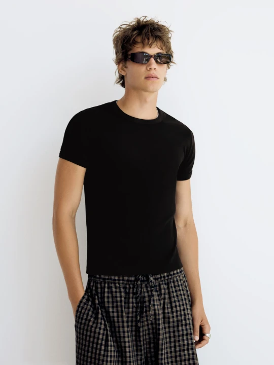 Zdjęcie produktu Bershka Koszulka Prążkowana Z Krótkim Rękawem O Kroju Slim Mężczyzna Czarny