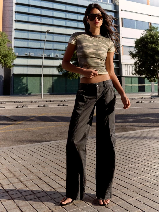 Zdjęcie produktu Bershka Proste Spodnie Cargo Kobieta Khaki