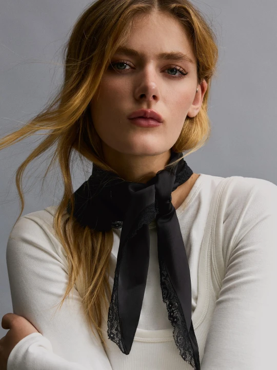 Zdjęcie produktu Bershka Satynowa Chusta Z Koronką Kobieta Czarny