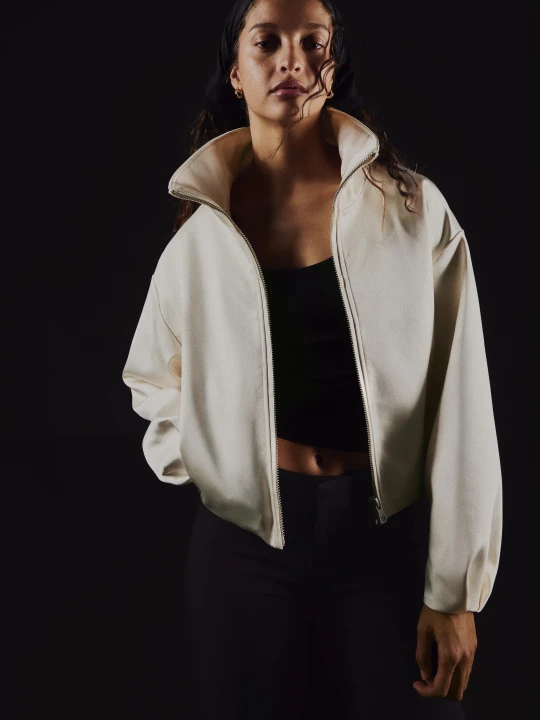 Zdjęcie produktu Bershka Satynowa Kurtka Z Wysokim Kołnierzem Kobieta Kremowy