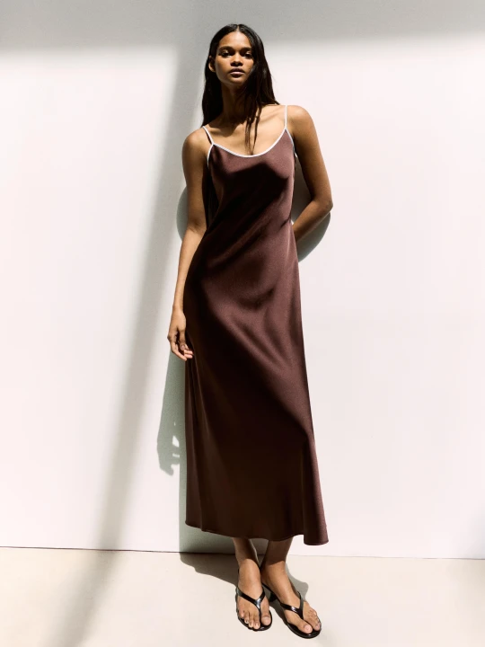 Zdjęcie produktu Bershka Satynowa Sukienka Midi Na Ramiączkach Kobieta Brązowy