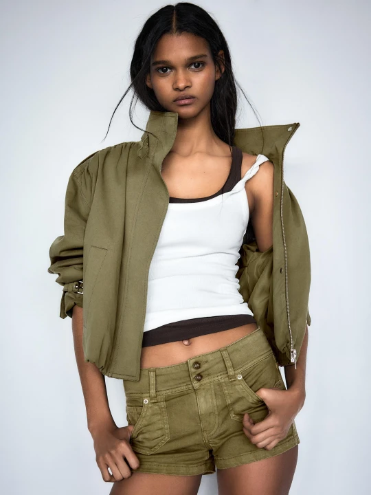 Zdjęcie produktu Bershka Haftowane Krótkie Spodenki Jeansowe Mini Kobieta Khaki