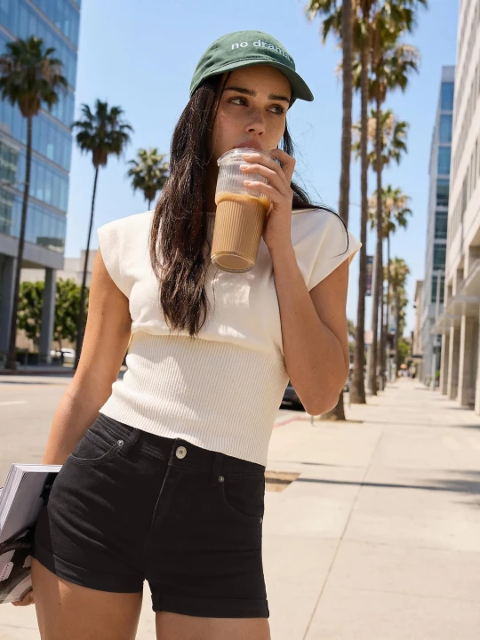 Zdjęcie produktu Bershka Shorty Jeansowe Z Podwijanymi Nogawkami Kobieta Czarny