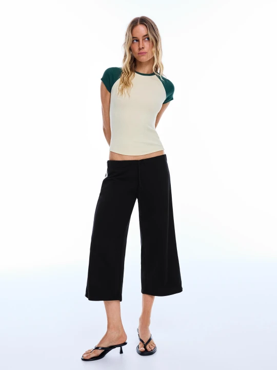 Zdjęcie produktu Bershka Spodnie Capri Z Dzianiny Dresowej Z Lampasem Kobieta Czarny