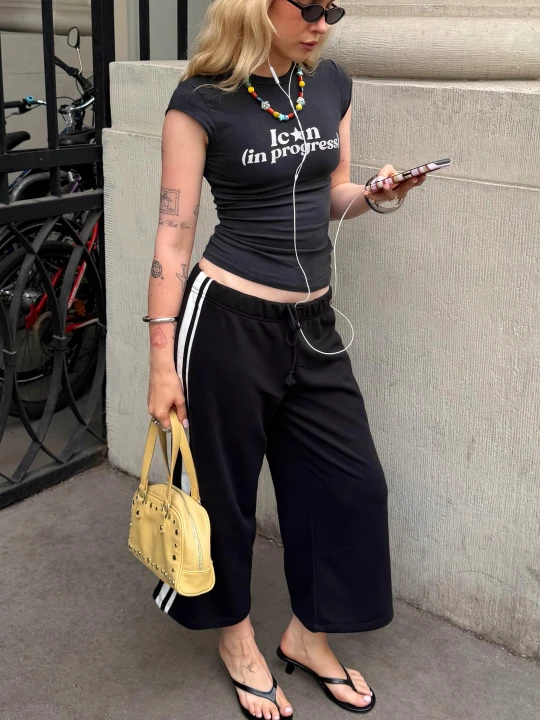 Zdjęcie produktu Bershka Spodnie Capri Z Dzianiny Dresowej Z Lampasem Kobieta Czarny