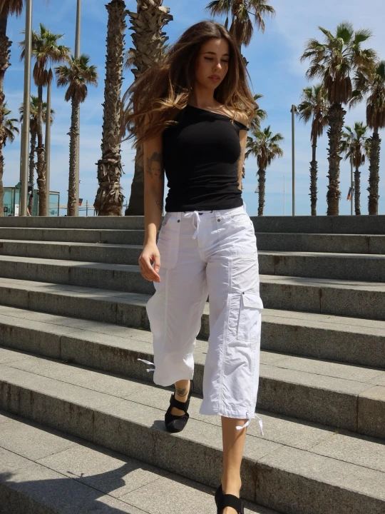 Zdjęcie produktu Bershka Spodnie Capri Z Kieszeniami Kobieta Biały