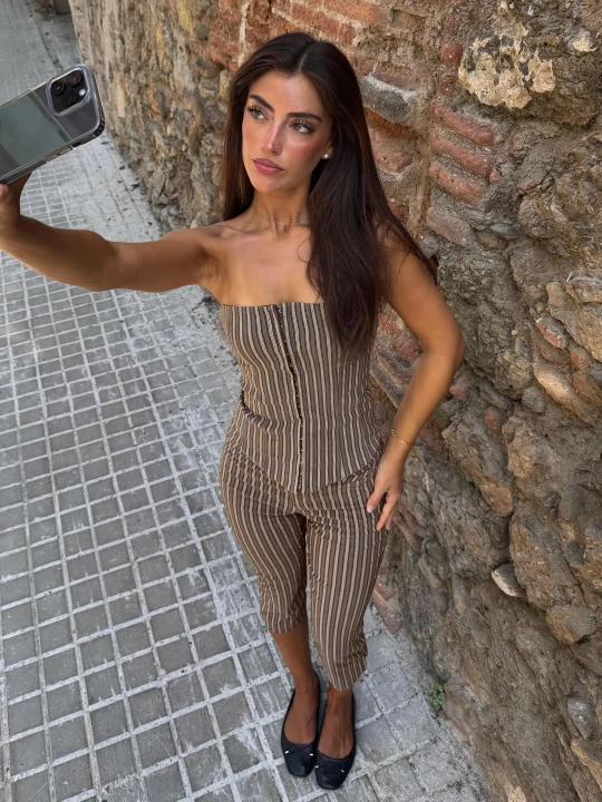 Zdjęcie produktu Bershka Spodnie Capri Z Rozcięciami U Dołu Kobieta Brązowy