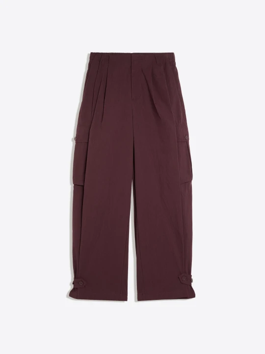 Zdjęcie produktu Bershka Spodnie Cargo O Kroju Barrel Z Tkaniny Technicznej Kobieta Rubinowy