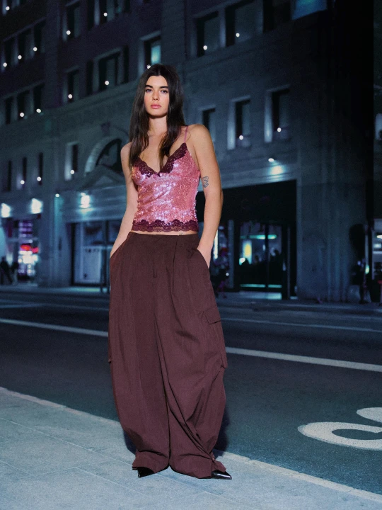Zdjęcie produktu Bershka Spodnie Cargo O Kroju Barrel Z Tkaniny Technicznej Kobieta Rubinowy