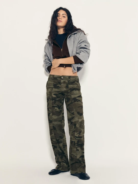 Zdjęcie produktu Bershka Spodnie Cargo O Kroju Straight Z Nadrukiem Kobieta Khaki