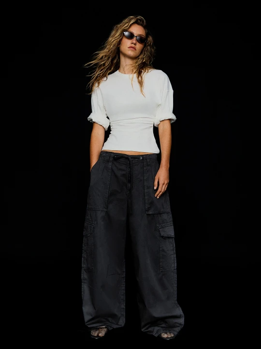 Zdjęcie produktu Bershka Spodnie Cargo Typu Parachute Kobieta Czarny