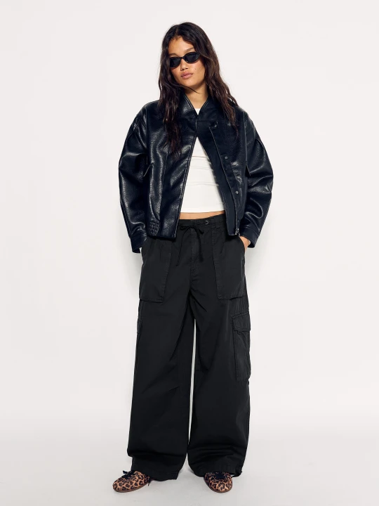 Zdjęcie produktu Bershka Spodnie Cargo Typu Parachute Kobieta Czarny