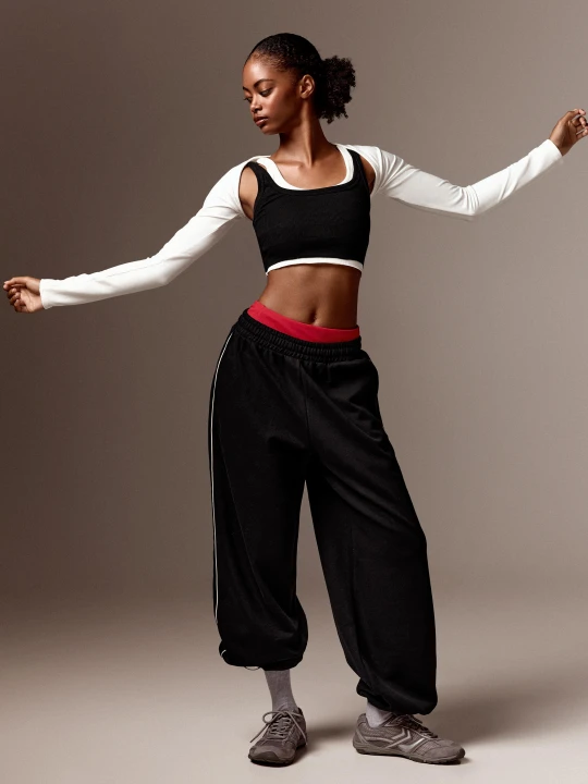 Zdjęcie produktu Bershka Spodnie Dresowe Jogger Dancer Kobieta Czarny